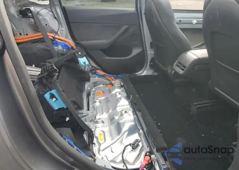 2024 Tesla Model Y z USA, uszkodzony, nr VIN 7SAYGDEE5RF164453